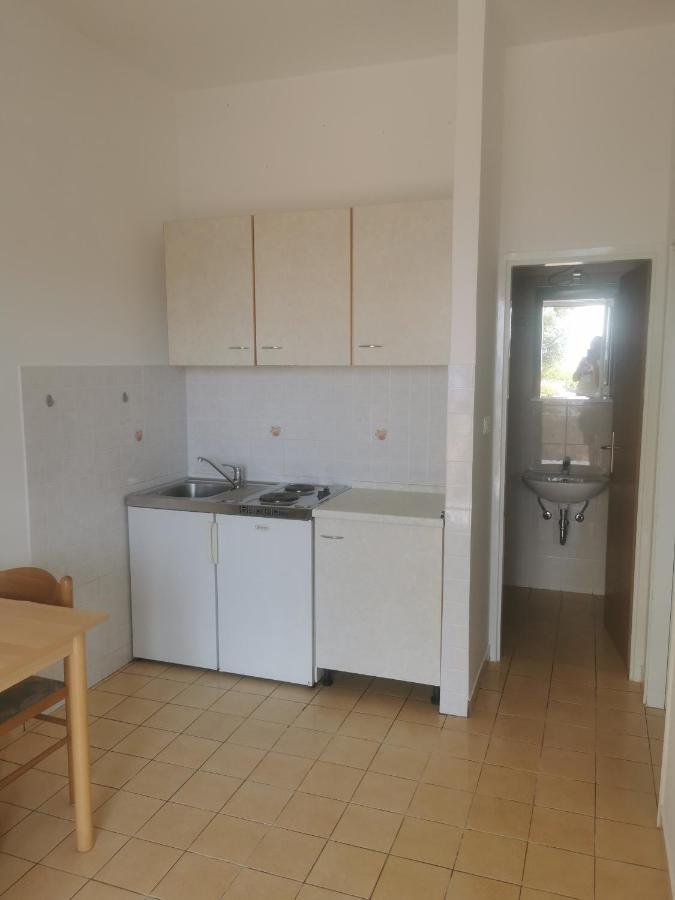 Apartments By The Sea Jakisnica, Pag - 21384 Lun  Kültér fotó