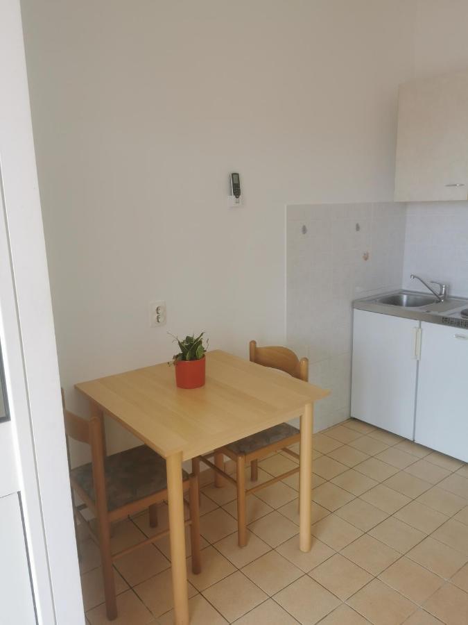 Apartments By The Sea Jakisnica, Pag - 21384 Lun  Kültér fotó